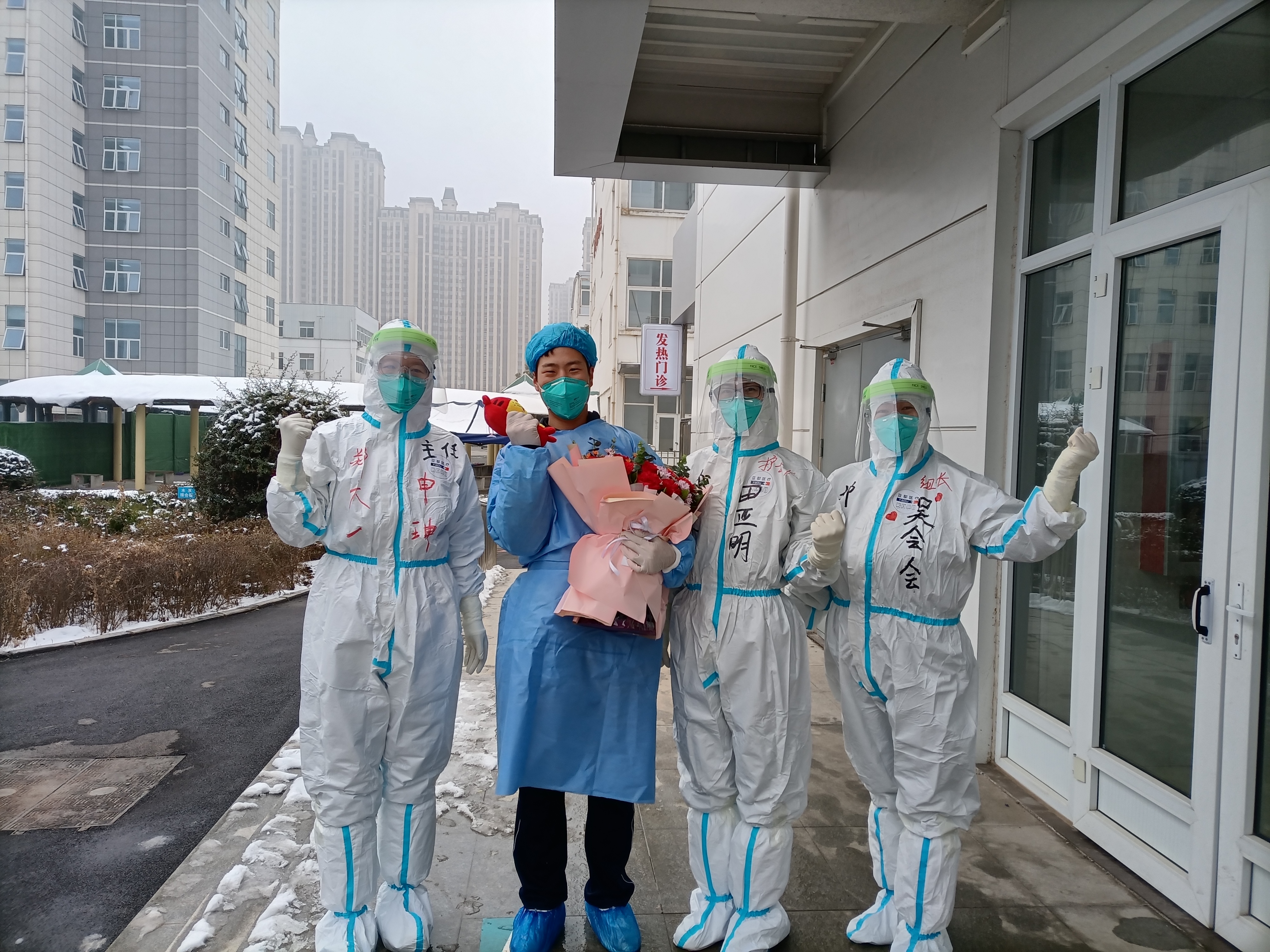 河南安阳本轮疫情首批两例新冠确诊患者出院