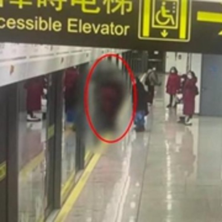 上海地铁女乘客被屏蔽门夹住身亡
