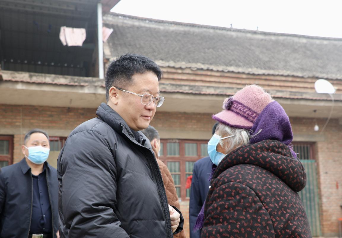 杞县县长王红涛慰问老党员及困难群众