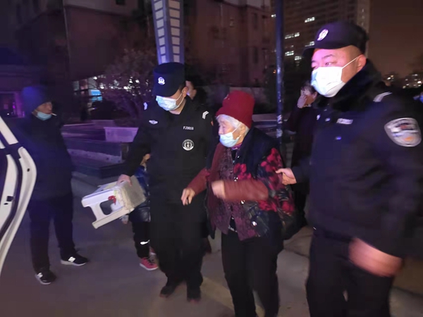 濮阳市公安局开发区分局： 救助走失老人 用警心暖民心