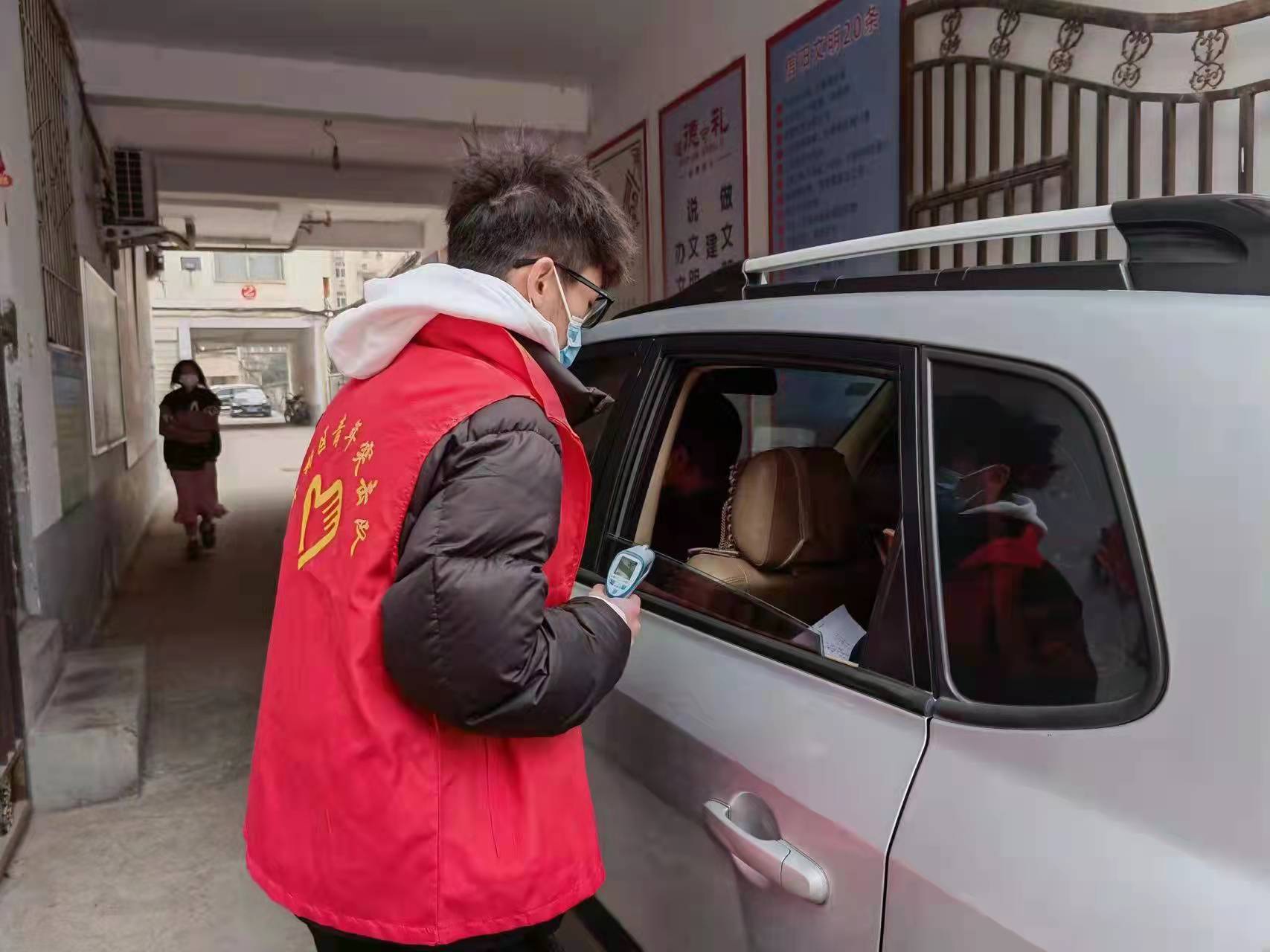 信阳市平桥区青年志愿者积极参与疫情防控工作