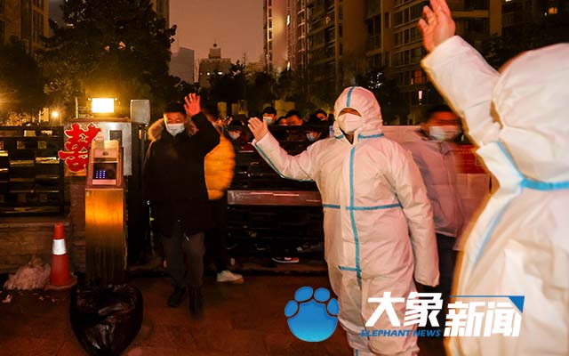 郑州摘星！直击郑州市最后一个封控小区解封现场 居民凌晨上街庆祝