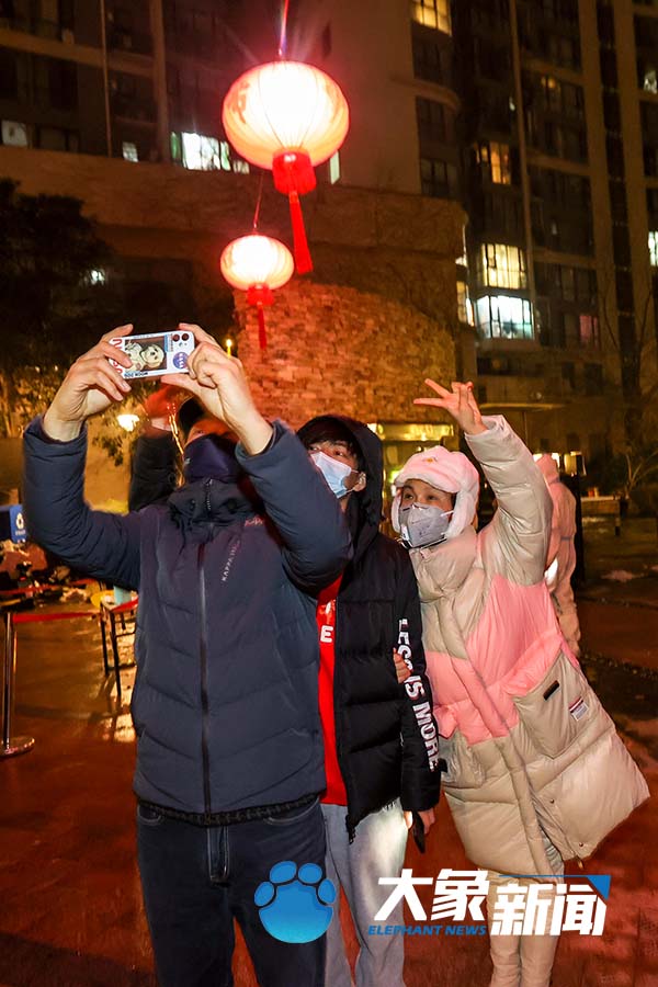 郑州摘星！直击郑州市最后一个封控小区解封现场 居民凌晨上街庆祝