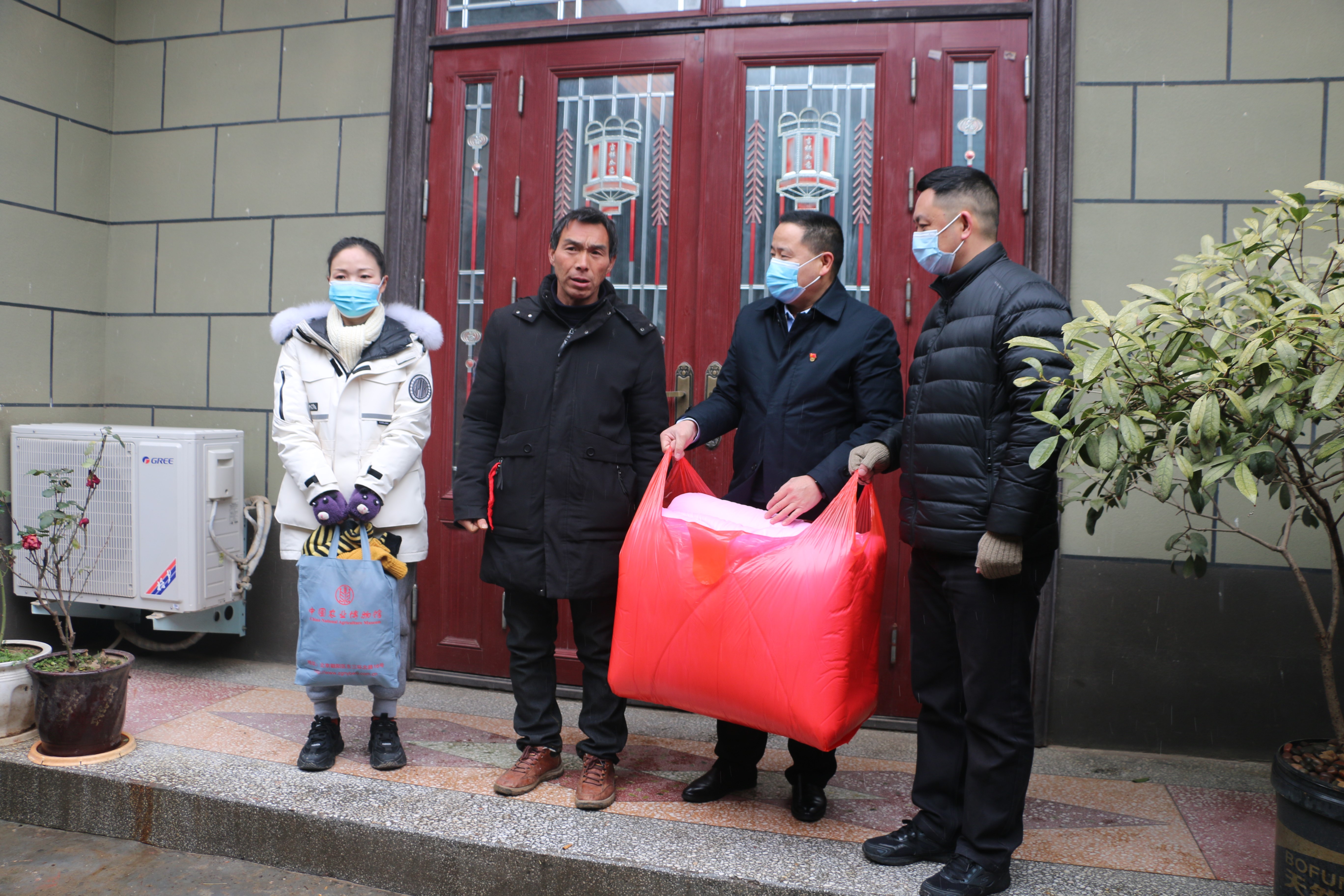 —百万家庭亲情一线牵"公益行动在上