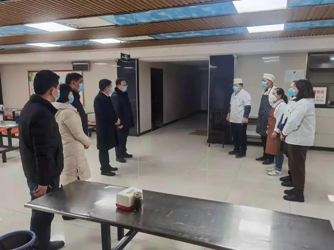 安阳市北关区人民法院院长李春旺春节前带队看望慰问干警