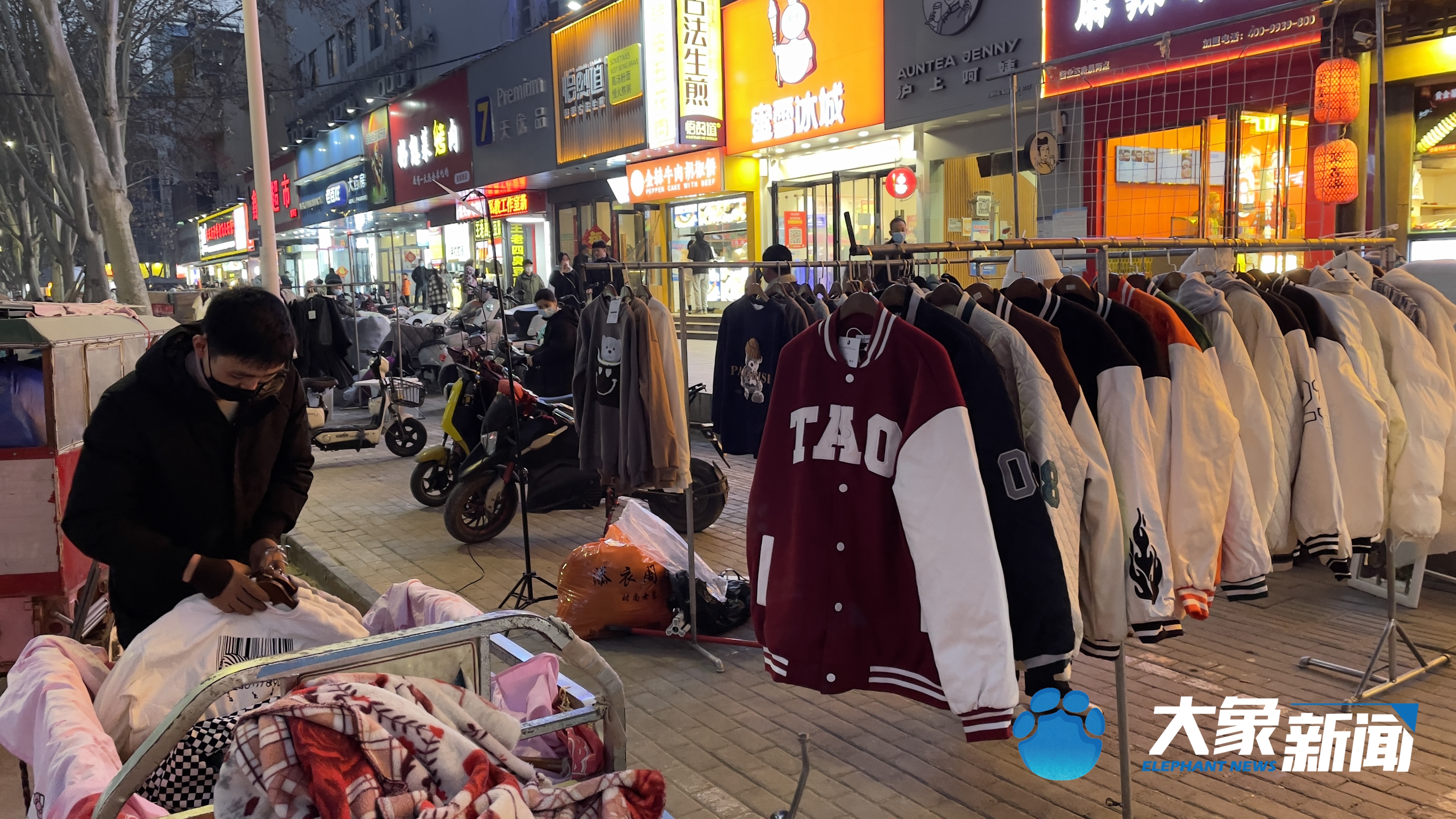 郑州最具“烟火气”的健康路夜市2月9日晚恢复营业