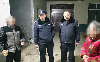 老人深夜走失路边徘徊 新野民警暖心救助送其归家