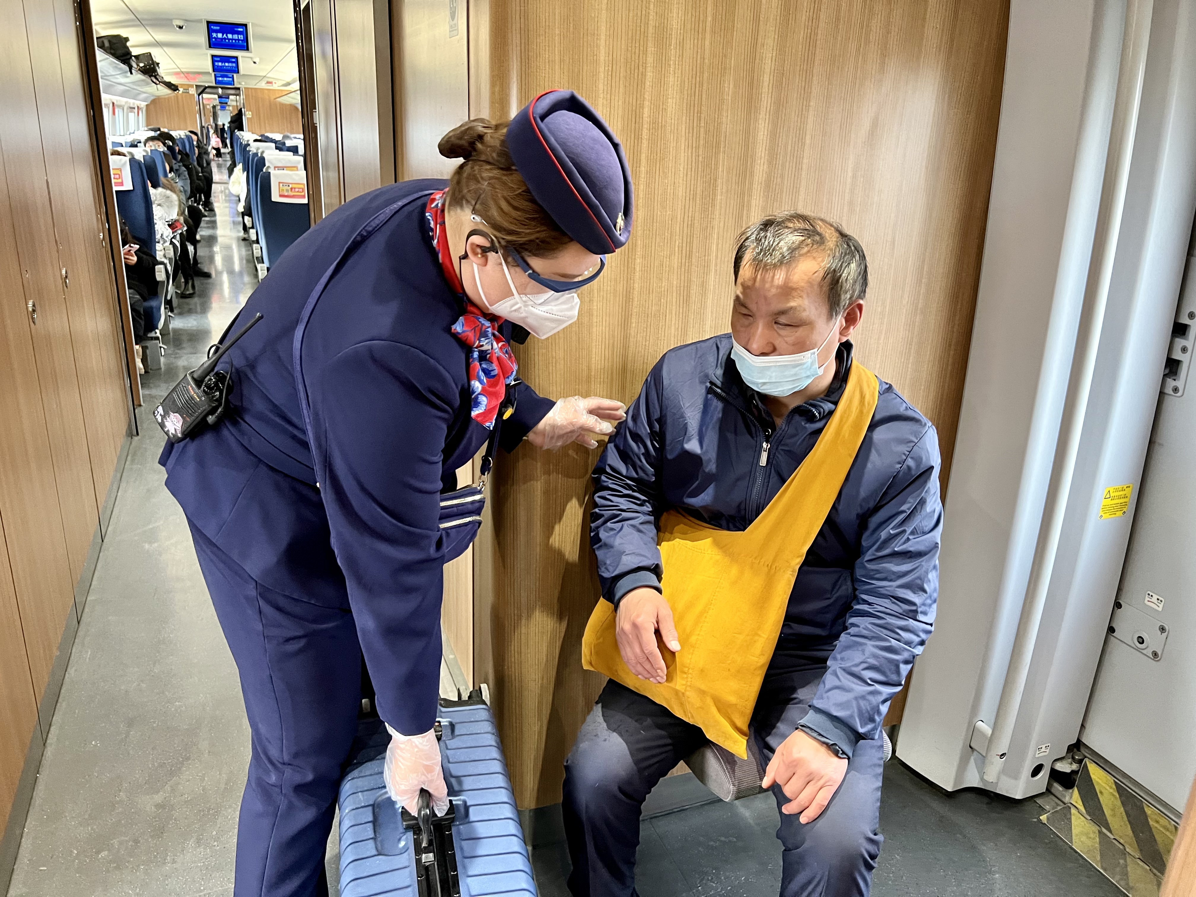 暖心盲人乘高铁她们是眼睛