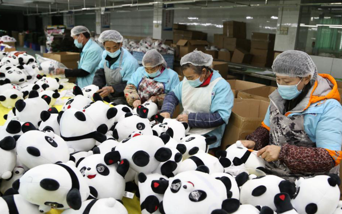 福建晋江：开足马力加紧生产“冰墩墩”