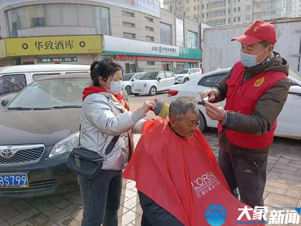 七旬老人流落街头，洛阳志愿者坚持一年每天送三餐