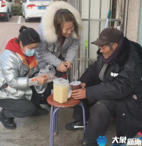 七旬老人流落街头，洛阳志愿者坚持一年每天送三餐