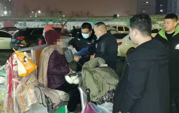 老人出门买馒头走失 南阳卧龙民警步步追踪将其找回