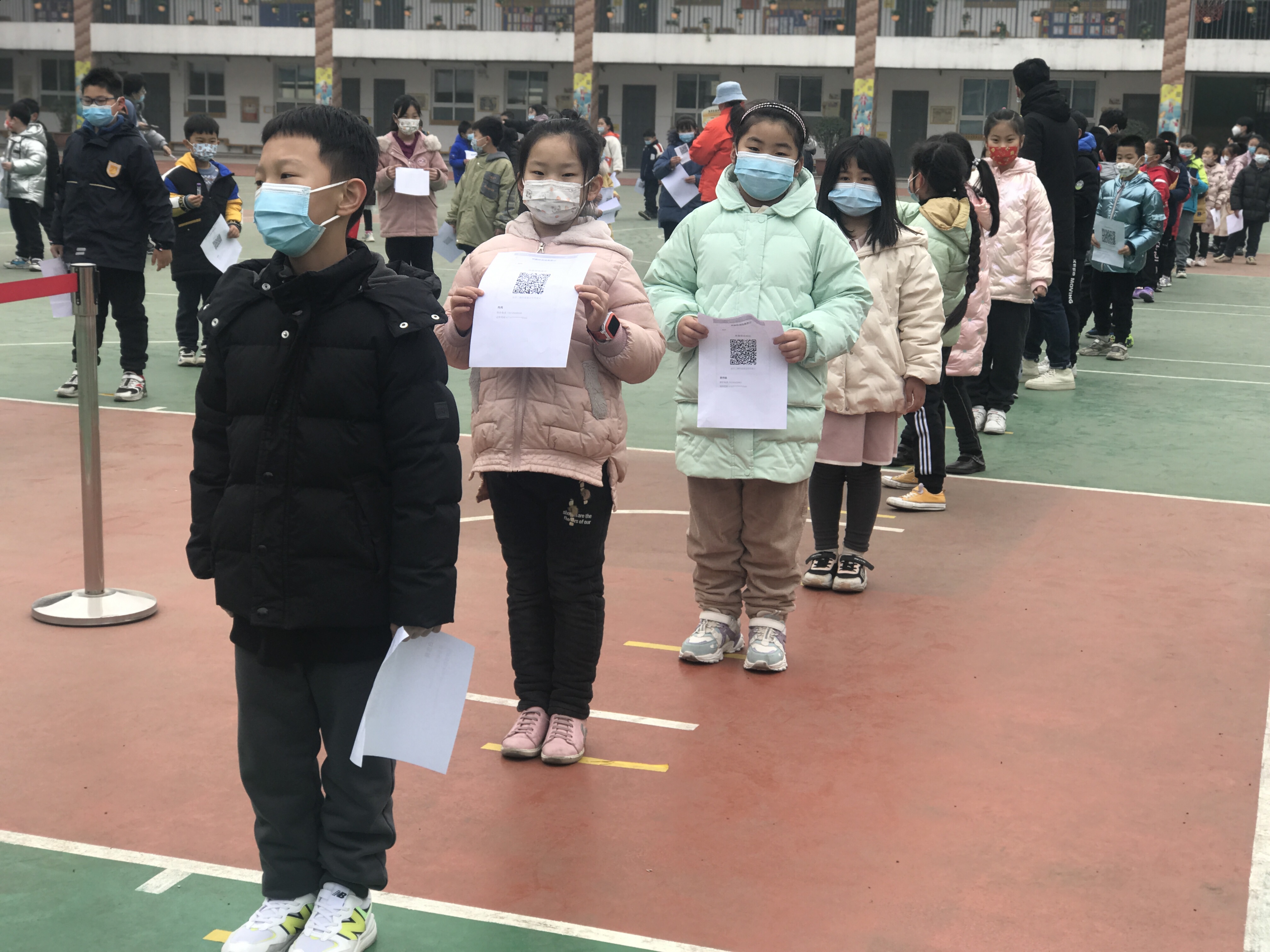 郑州市中小学幼儿园开启开学前第一轮全员核酸检测 包括全体师生、“三保”人员等