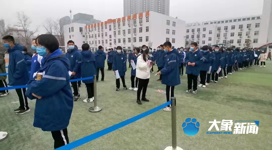 郑州市中小学等师生迎来首轮核酸检测，部分检测点上午已完成