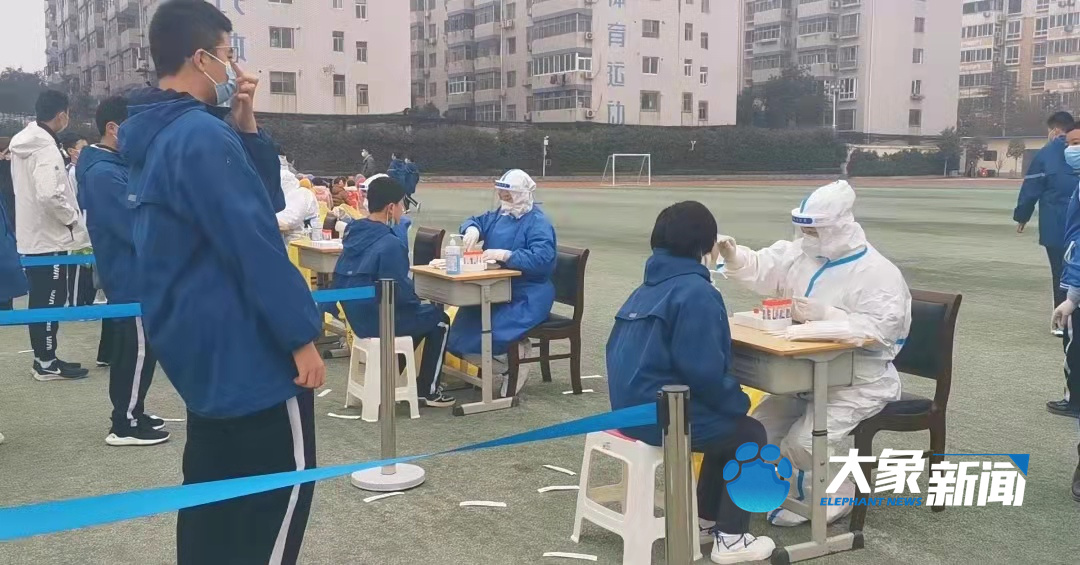 郑州市中小学等师生迎来首轮核酸检测，部分检测点上午已完成