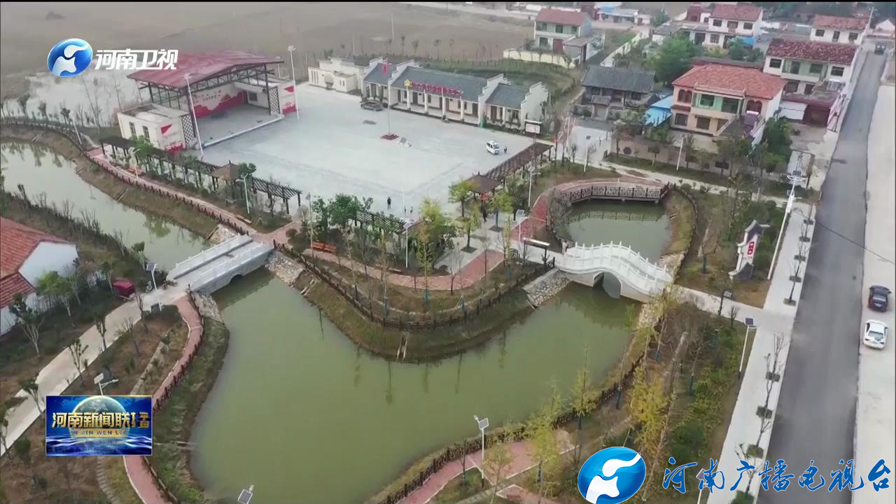 在商丘市虞城县贾寨镇杨八集村,村民们在村室广场前的亭子里拉二胡,听