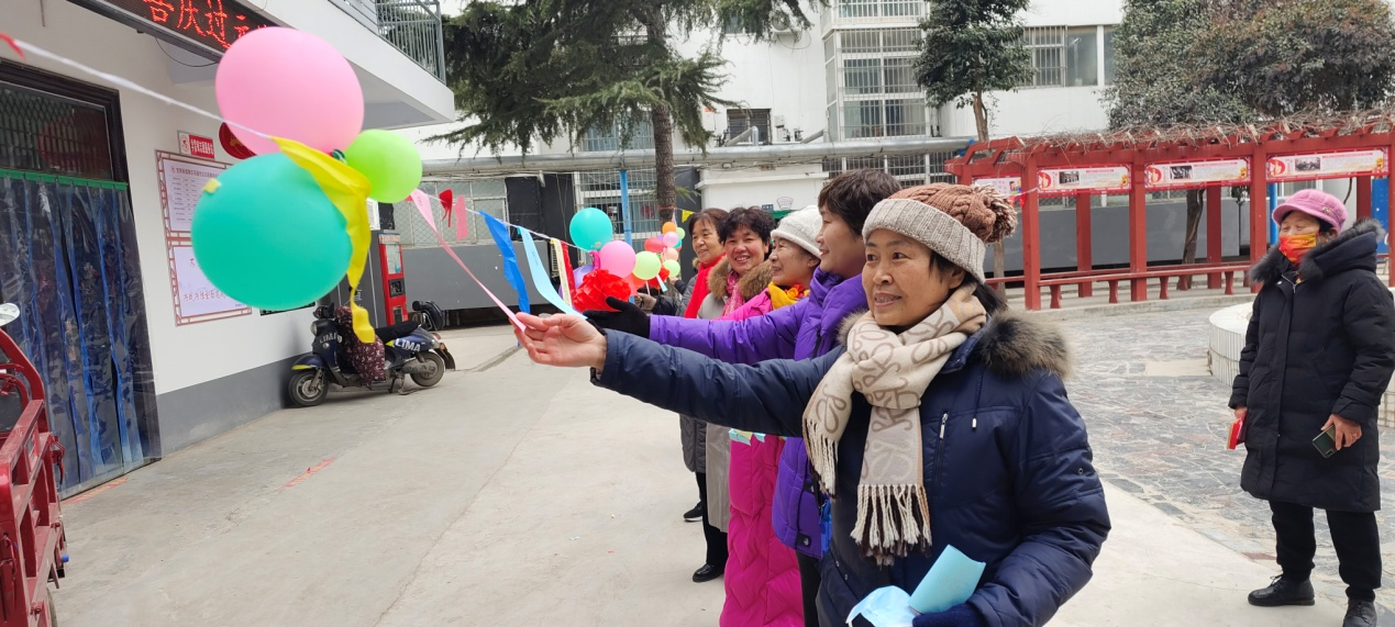 新乡市凤泉区宝西街道系列活动之耿庄花园社区：欢乐猜灯谜 喜庆过元宵