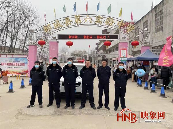 郸城县公安局胡集派出所：开学第一天“护学岗”准时上线