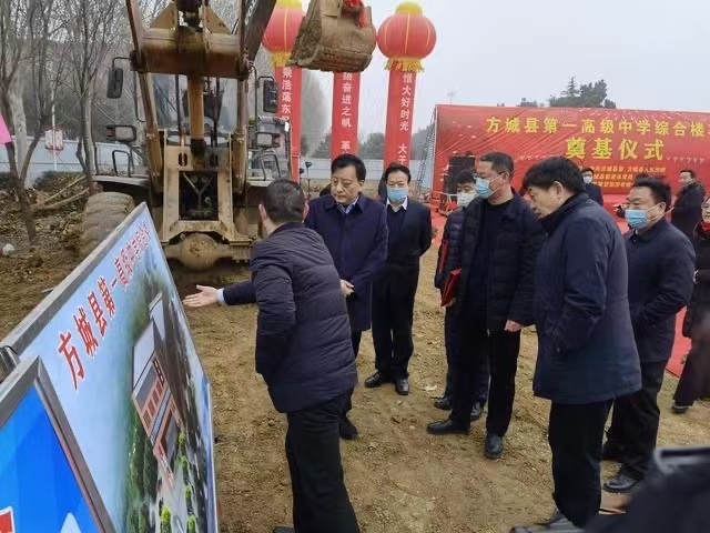 方城县一高中校长王庆功在接受记者采访时说:以鸿发集团为代表的爱心