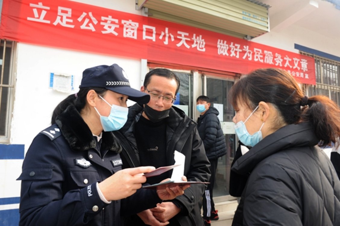 新乡县公安局七里营派出所民警便民服务 获办证群众点赞