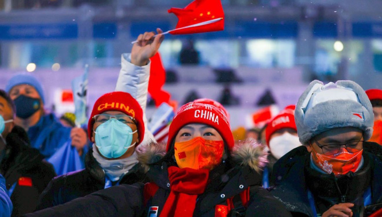 徐梦桃现身张家口颁奖广场 见证齐广璞领取金牌热泪盈眶