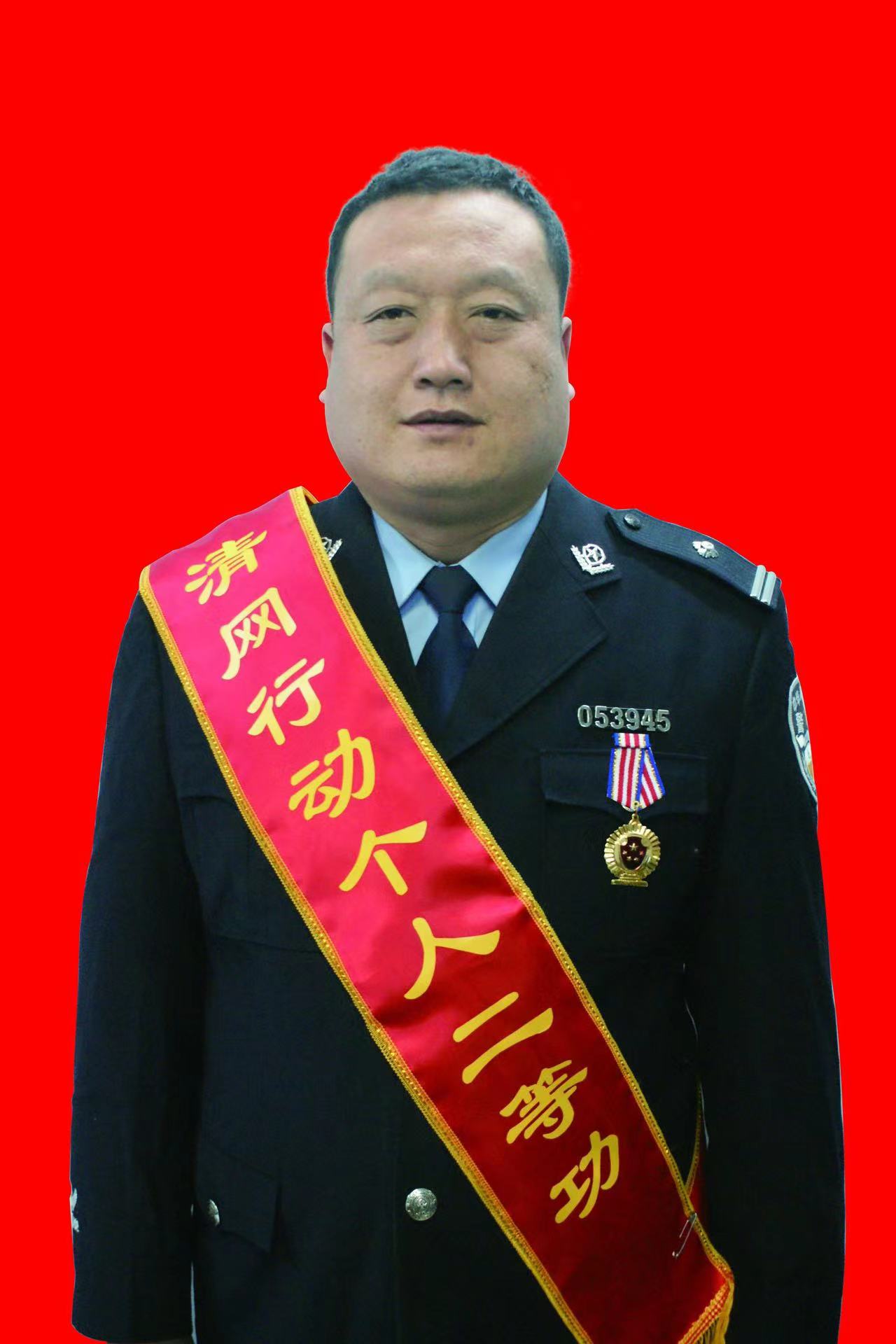 是河南三门峡市灵宝强制隔离戒毒所所长,中共党员,二级警长,二级警督