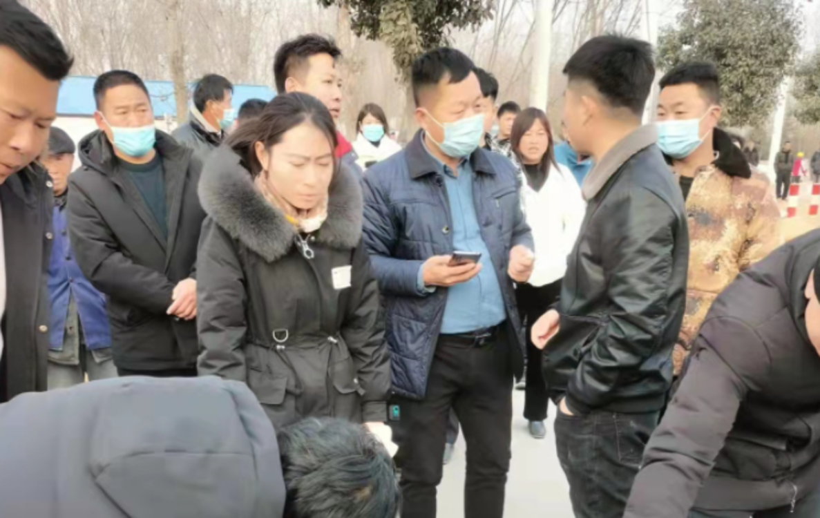 父子倆發(fā)生車禍血流不止 路人開車連闖幾個(gè)紅燈緊急送醫(yī)