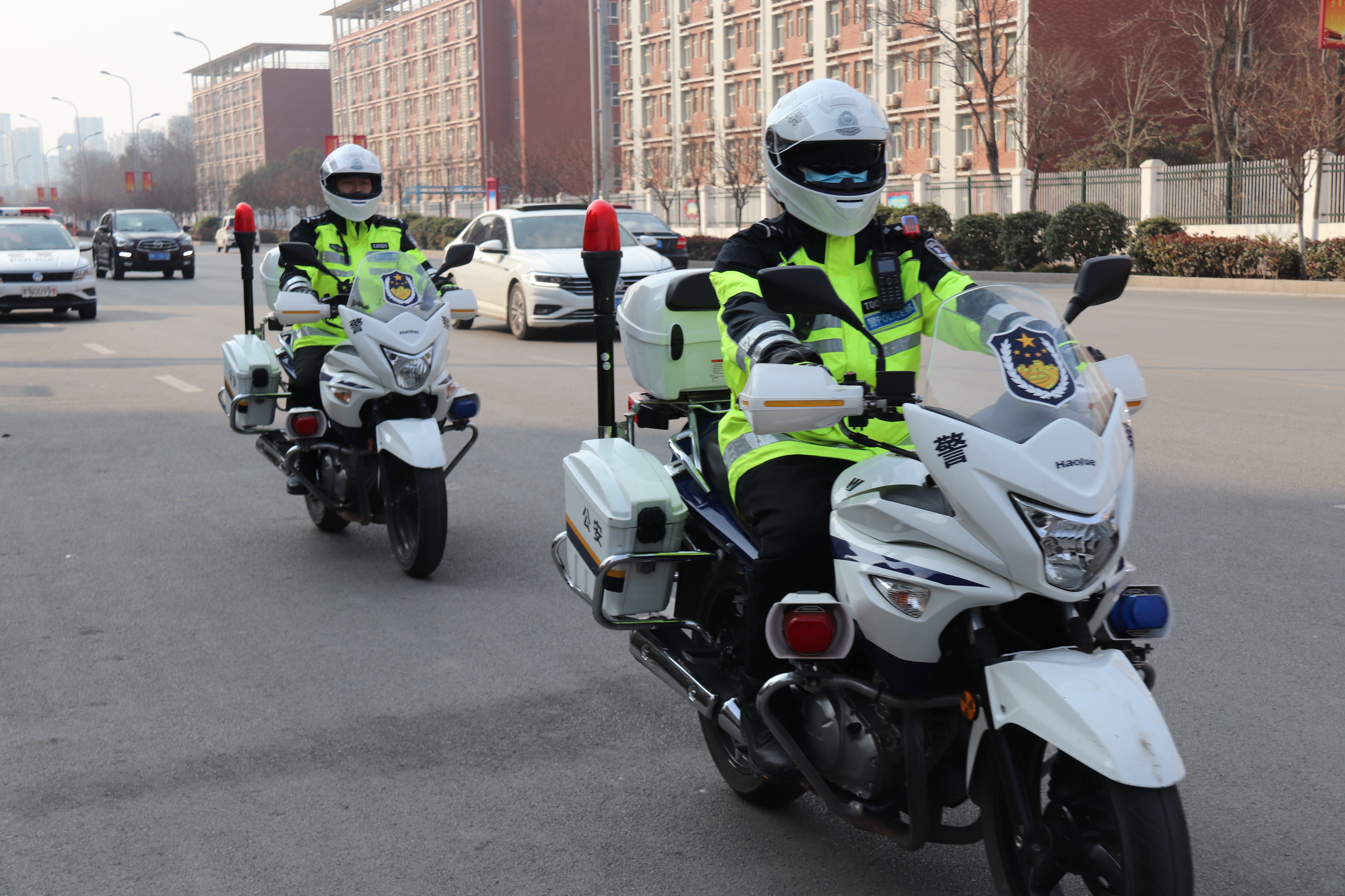 商丘交警铁骑大队全力做好市两会期间道路交通安保工作