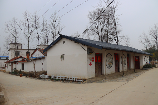 固始县洪埠乡干部带头群众参与美丽龙港幸福长