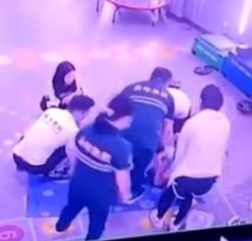 女子健身房上私教课被教练压断腿：多次拍打劝阻