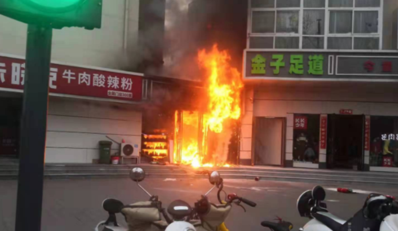 輔警沖進(jìn)火場(chǎng)救人后突然號(hào)啕大哭 卻被贊最美逆行者