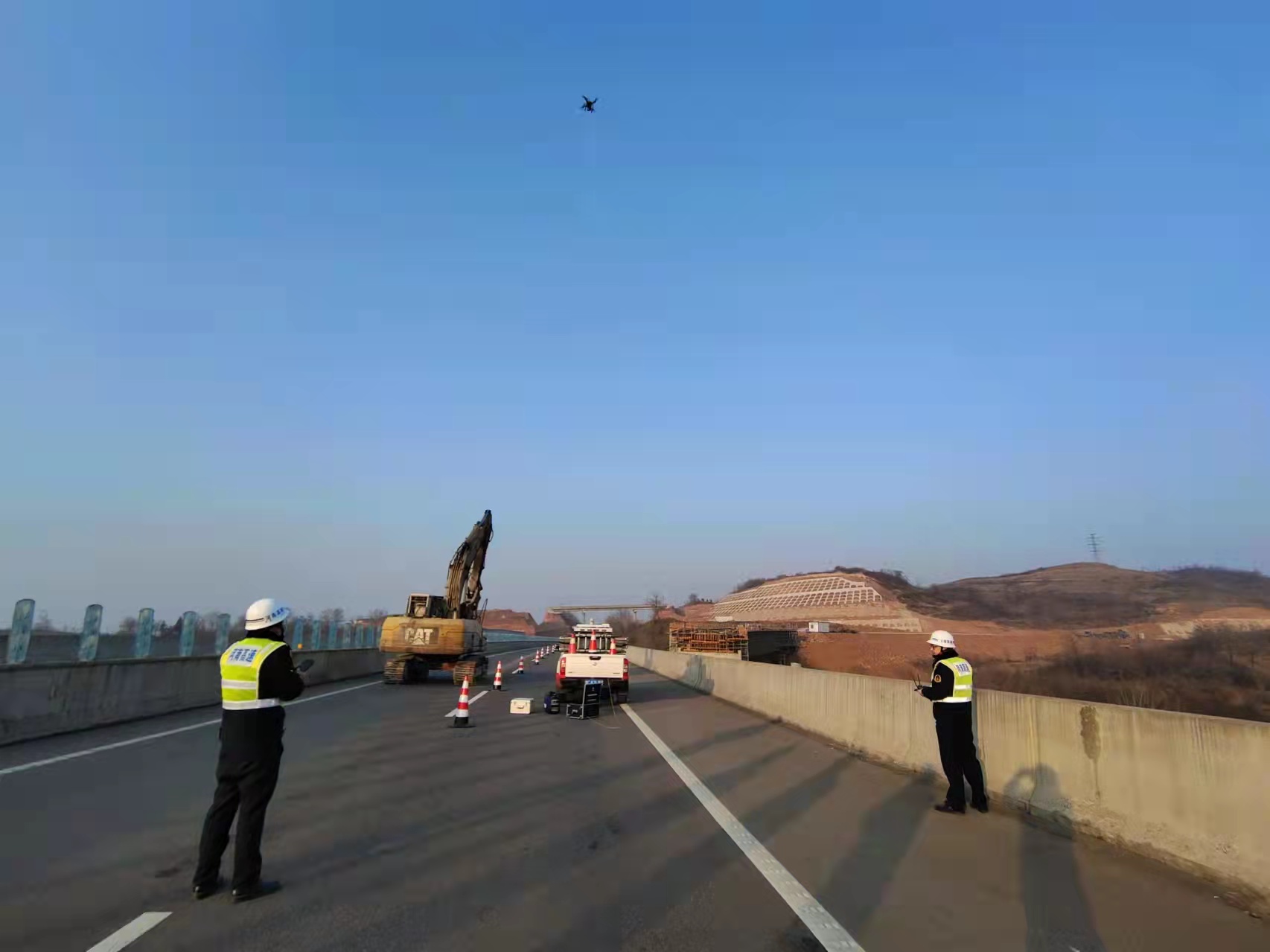 全力跑好第一棒实现首季开门红洛卢高速宜阳段上跨天桥完成爆破施工