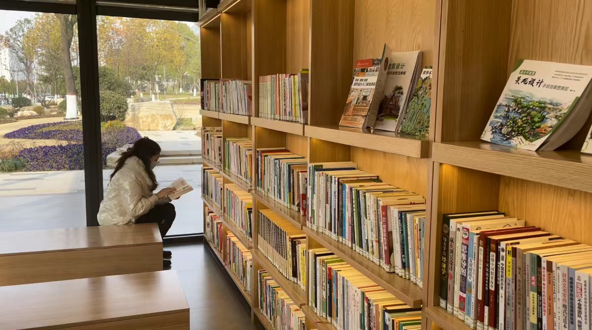 奋进新征程建功新时代信阳书屋让生活更美好