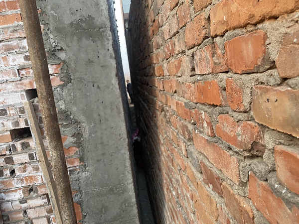 河南焦作：5岁女童贪玩被卡墙缝 消防紧急救援