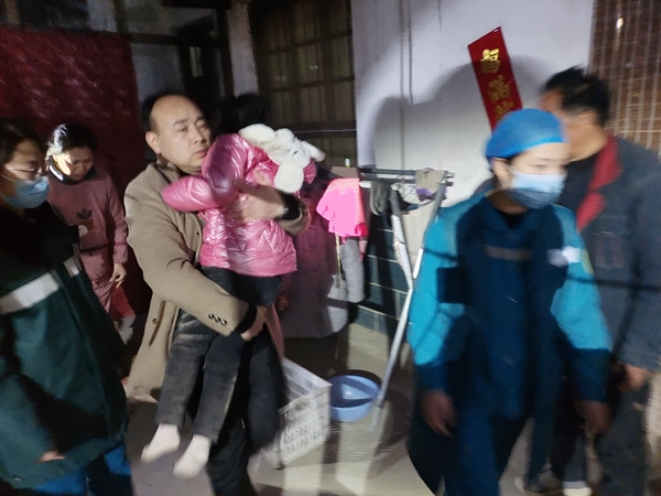 河南焦作：5岁女童贪玩被卡墙缝 消防紧急救援
