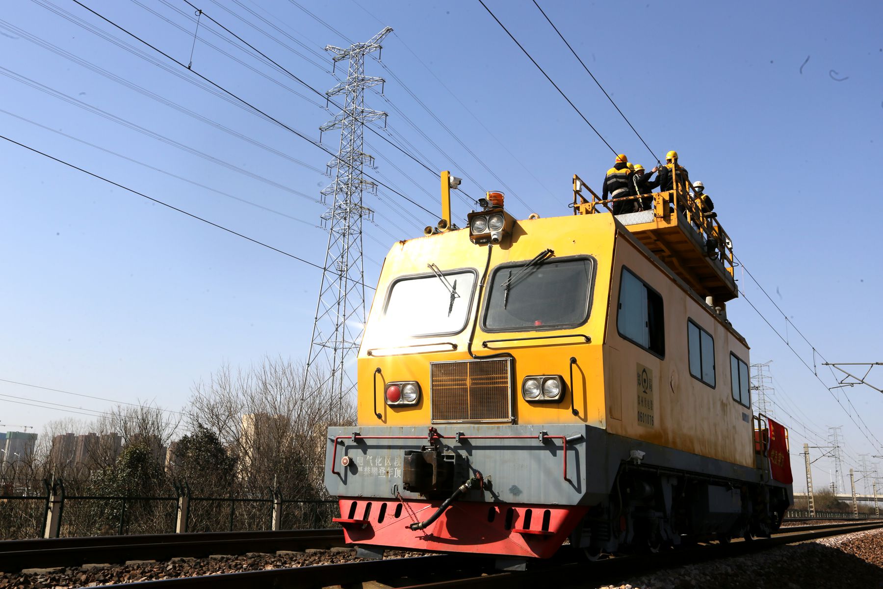 图五:郑州供电段接触网作业车司机正在引导轨道车作业.