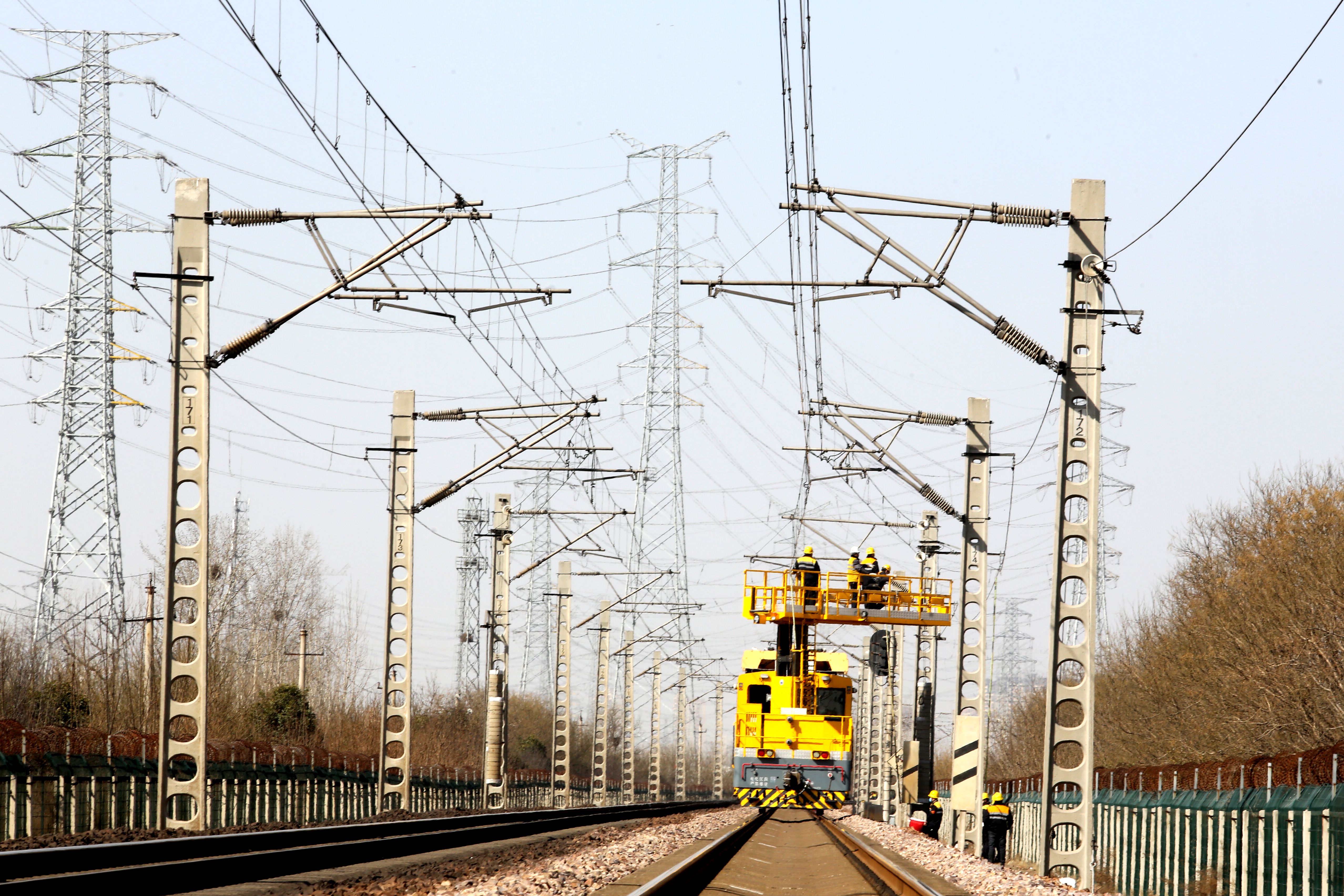 春运结束后,为改善陇海线铁路供电设备状况,消除线路病害,自2月26日