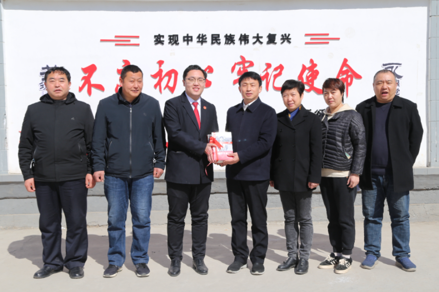 安阳市北关法院院长李春旺看望驻村选调生