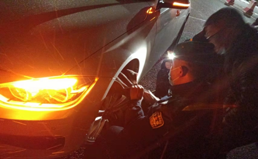 深夜司机车辆抛锚 南阳民警帮其摆脱困境