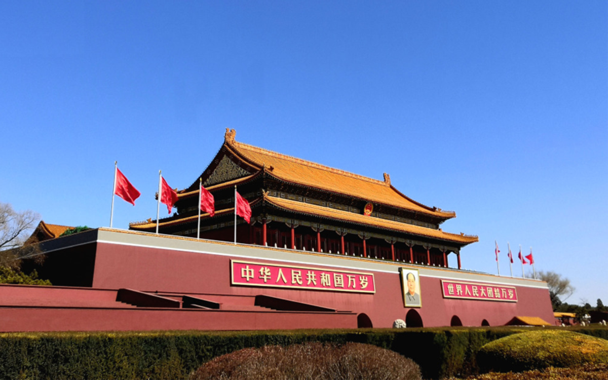 北京天安门广场布置一新 红旗飘扬喜迎“两会”