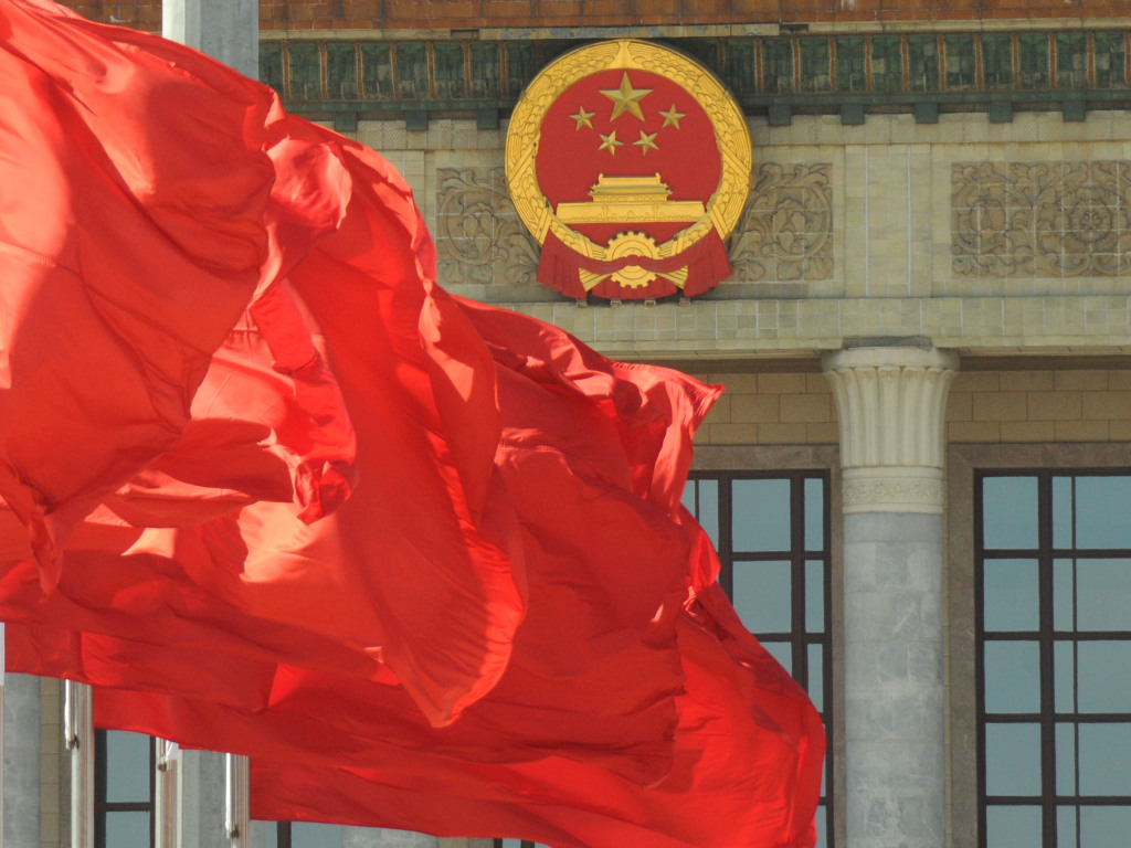 北京天安门广场布置一新红旗飘扬喜迎两会