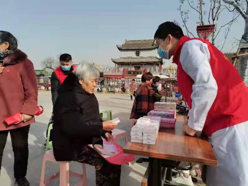 在校长任文长的带领下,20余名师生参观了杞县大同中学遗址——文庙并