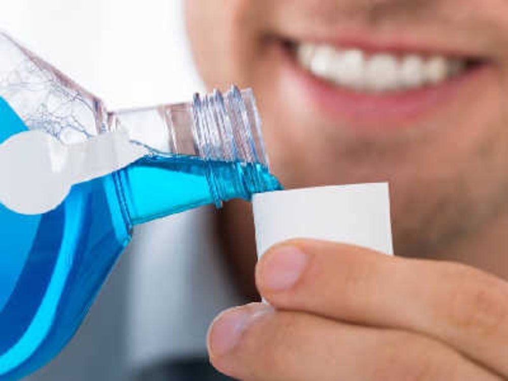 使用漱口水不能替代刷牙