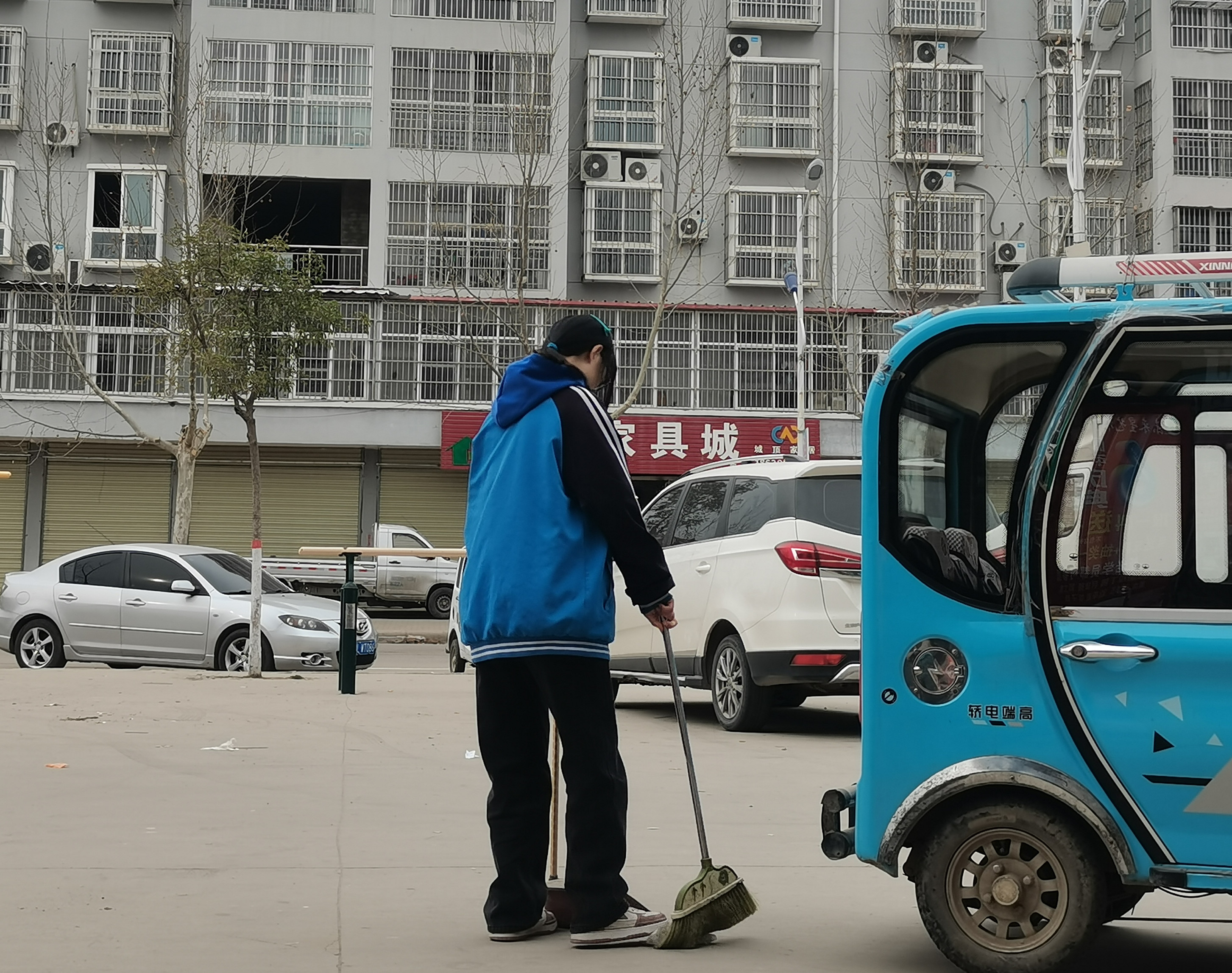 学雷锋做好事临颍县黄龙学校在行动