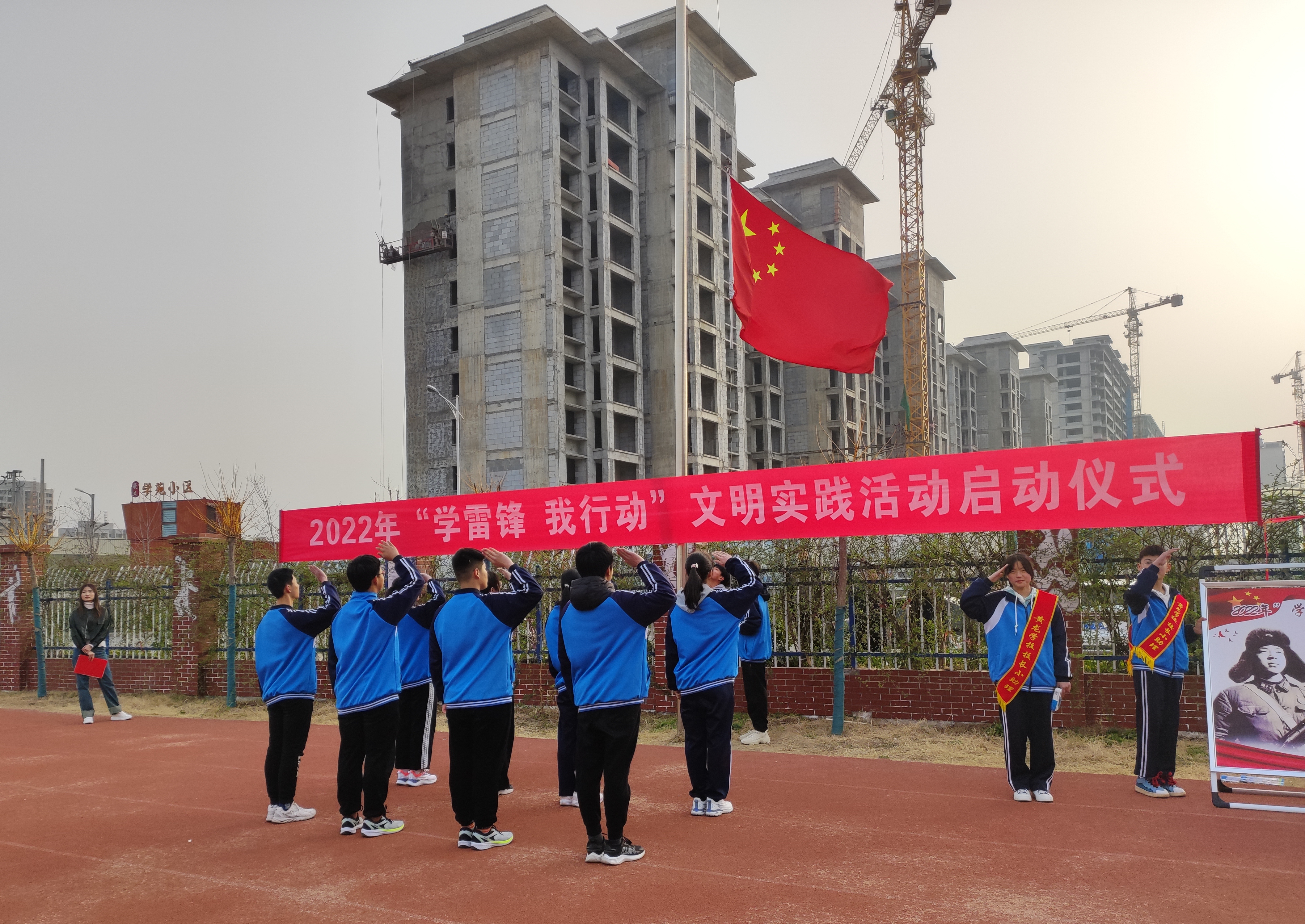 学雷锋做好事临颍县黄龙学校在行动