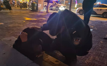 新野县：深夜民警救助醉酒男子回家