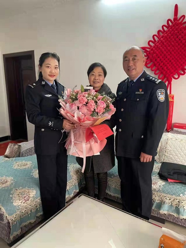 光山县公安局开展三八妇女节慰问活动