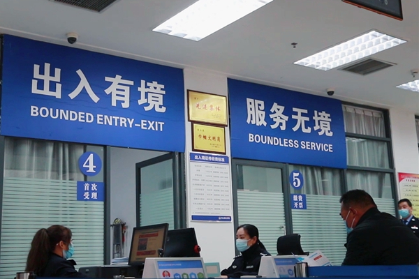 在光山县行政服务中心大厅出入境管理窗口,闪现着这样一群英姿飒爽的
