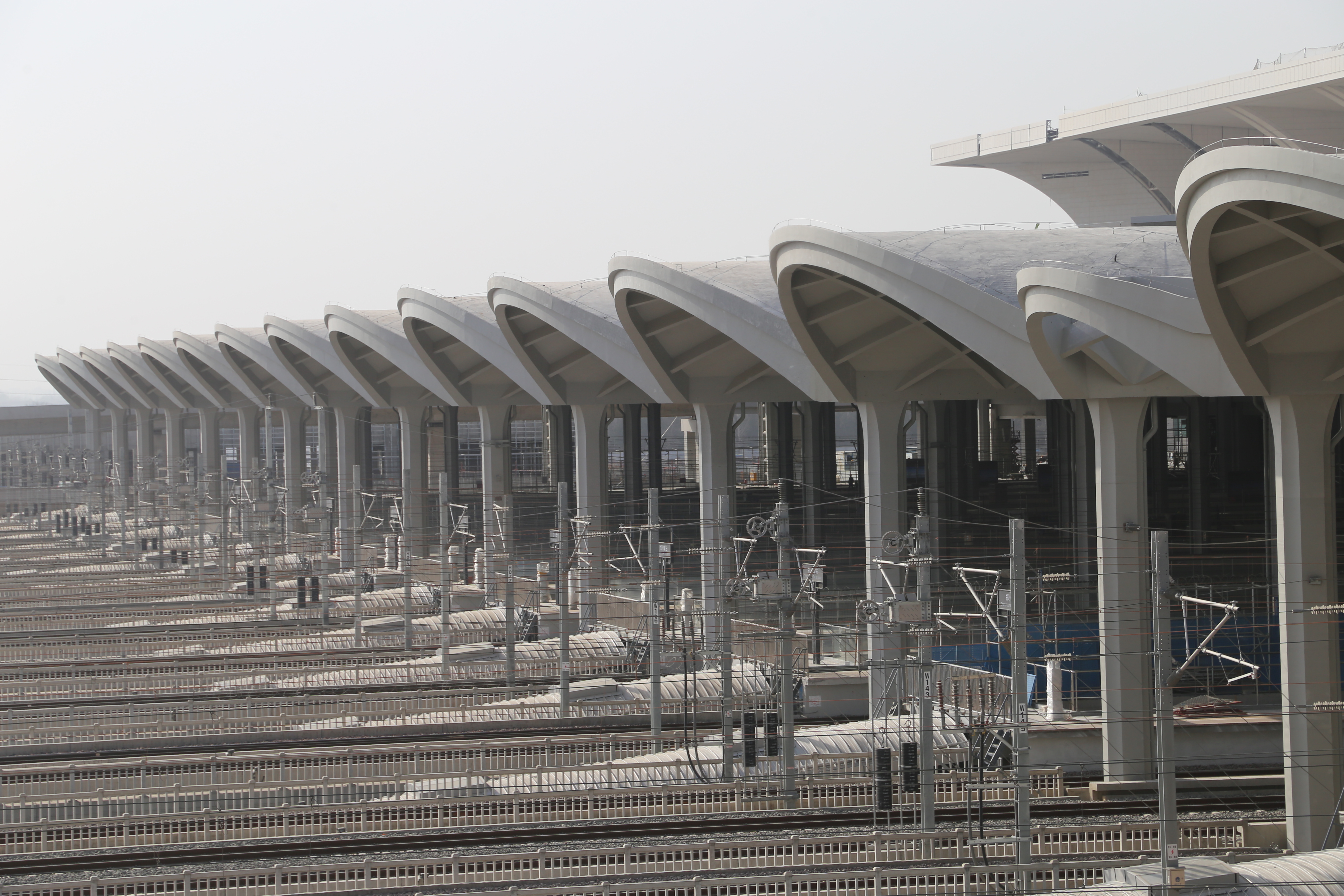 郑州南站雨棚全面完成 国内首例装配式联方网壳清水混凝土雨棚正式亮相