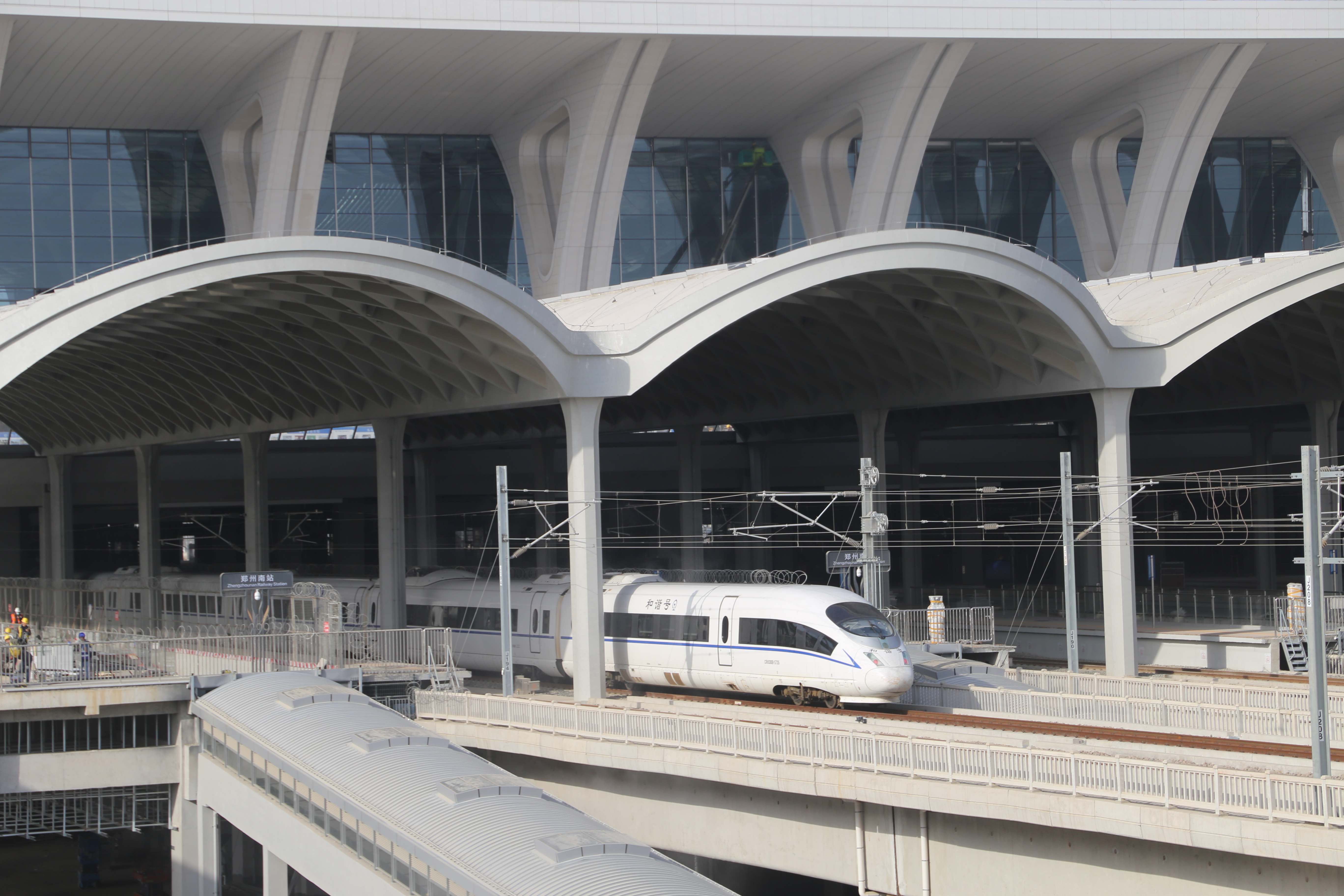 瑞鹤展翅郑州南站芳容初现